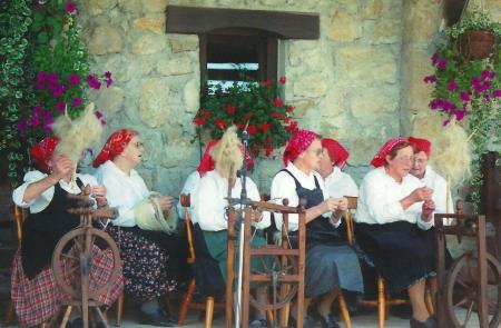 Terice pred etnološko zbirko